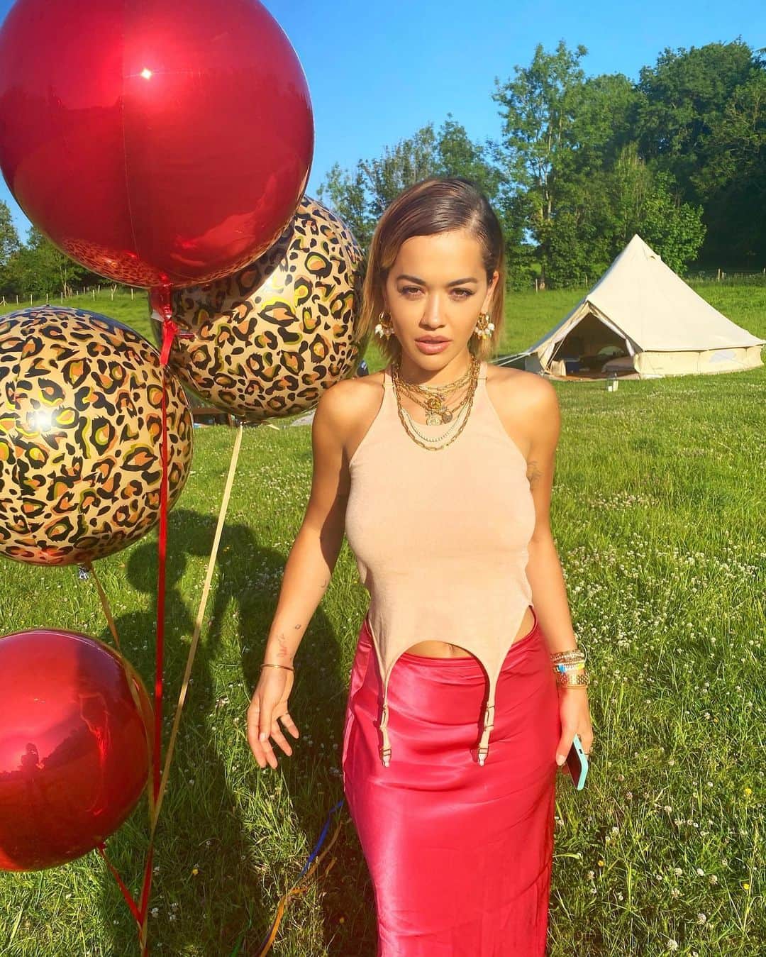 リタ・オラさんのインスタグラム写真 - (リタ・オラInstagram)「Let’s be lonely together ❤️🎉🎈made a lil outdoor balloon party!! Who’s seen Lonely Together from #BigWeekend on @bbciplayer??」5月28日 4時00分 - ritaora