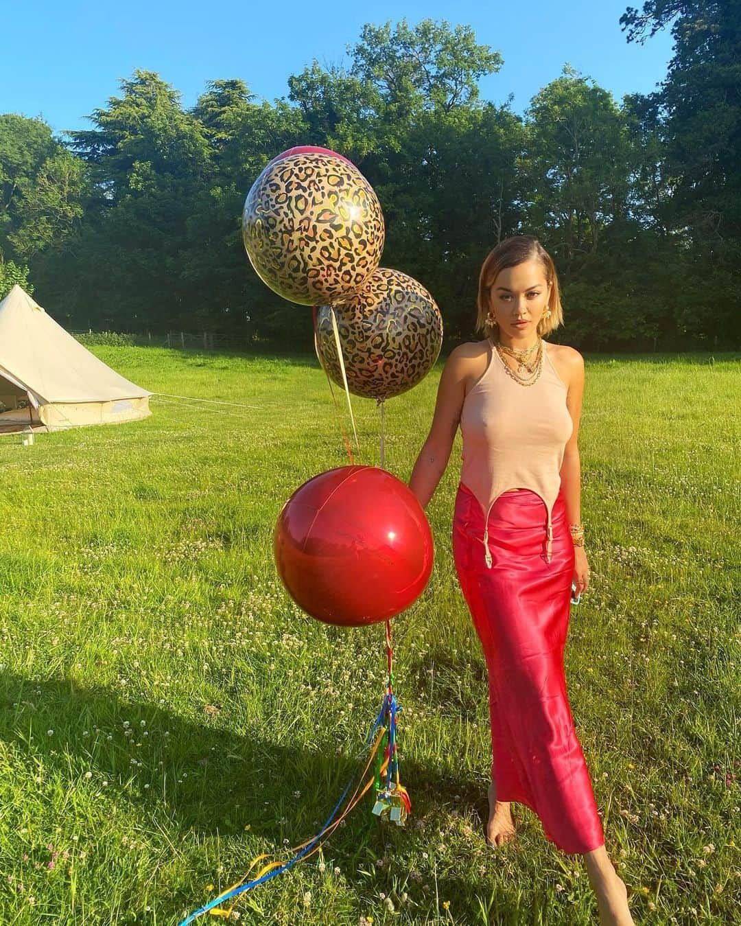 リタ・オラさんのインスタグラム写真 - (リタ・オラInstagram)「Let’s be lonely together ❤️🎉🎈made a lil outdoor balloon party!! Who’s seen Lonely Together from #BigWeekend on @bbciplayer??」5月28日 4時00分 - ritaora