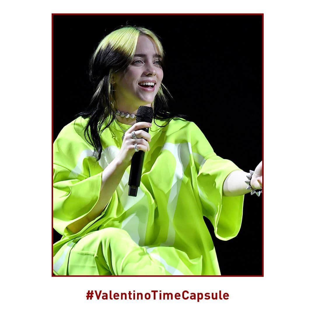 Valentinoさんのインスタグラム写真 - (ValentinoInstagram)「2020  #ValentinoTimeCapsule  To the Spotify Best New Artist Party in January, @billieeilish wore a full Valentino fluorescent look designed for her by @pppiccioli while performing ”Bad Guy.” #BillieEilish #PierpaoloPiccioli」5月28日 4時01分 - maisonvalentino