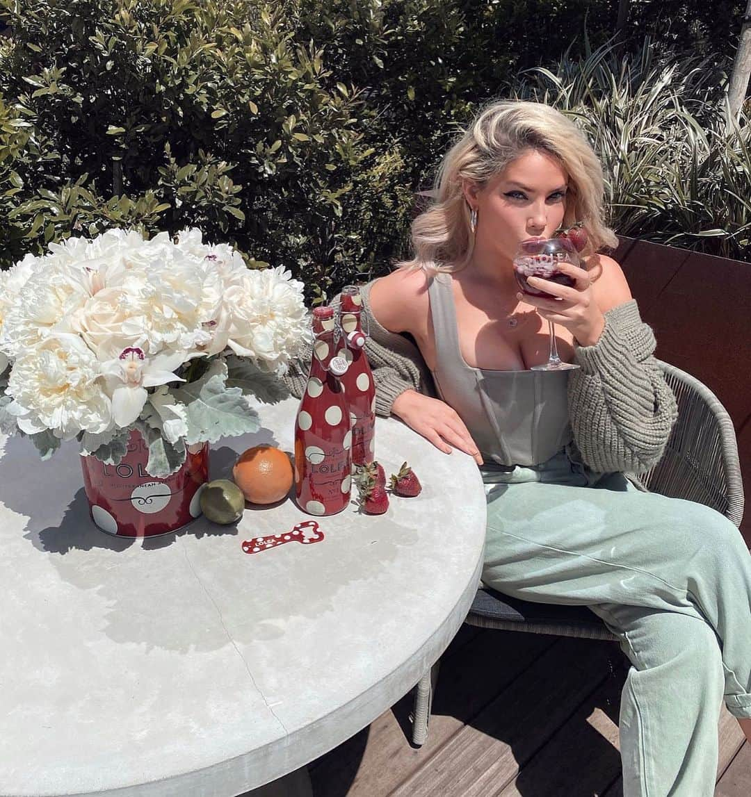 Olivia Piersonさんのインスタグラム写真 - (Olivia PiersonInstagram)「I've teamed up with my friends @Lolea_USA to give one lucky winner this amazing Sippin’ Into Summer prize, including the sold out Louis Vuitton LVXLOL Wrist Backpack, Apple Airpods & Apple Charging Case, One Of A Kind Travis Austin Custom Hat, Lolea Airpods Case, $100 Uber Eats Gift Card,  Anthropolgie Luxury Throw, Charcuterie Board, and the iconic Lolea Retro Cooler, Balloon Glasses & Ice Stamp 🍷🌞 How to enter:  1. Follow @Lolea_USA & @OliviaPierson.  2. TAG 3 friends in the comments below.  The winner of this 7-day giveaway will be chosen at random and announced on the @Lolea_USA account on Thursday, June 4th 2020.  Per Instagram rules, this is in no way sponsored, administered, or associated with Instagram, Inc. By entering, entrants confirm they are 21+ years of age, release Instagram of responsibility, and agree to the following terms & conditions: https://zamoracompany.com/usa/loleagiveaway/」5月28日 4時02分 - oliviapierson