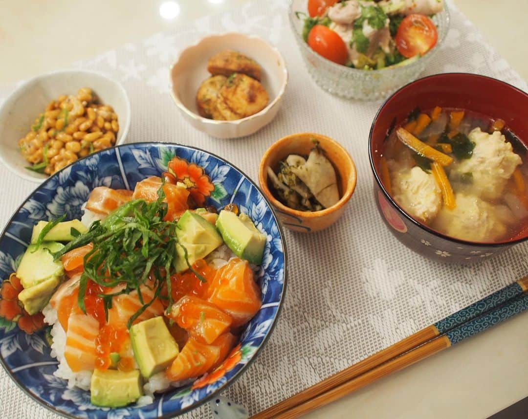 宇佐美蘭のインスタグラム：「夜ご飯にサーモンアボカド丼🤤🥑﻿ あとはパクチーたっぷりの豚しゃぶサラダや鶏団子の中華スープなどでした♪﻿ 暑いとサッパリしたものが食べたくなるなぁ！﻿ 食後には娘たちの大好きなスイカを食べました🍉﻿ #夜ご飯#手作りご飯#パクチー#豚しゃぶサラダ#つみれ#鶏団子#中華スープ#里芋#里芋フライ」