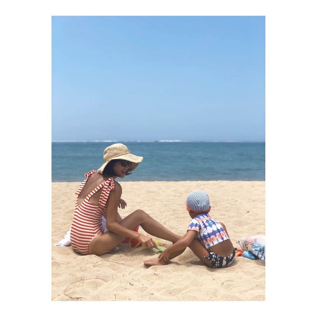 原田沙奈子さんのインスタグラム写真 - (原田沙奈子Instagram)「去年の夏の終わり。 2人して真っ黒に焼けてたなぁ💭 今日、水遊びしてるアマネの姿を見ながら思い出した懐かしい写真。  アマネは毎回自分で水着を決めるのだけど、この時も上下違う柄を選び、きっちり帽子もかぶって派手。 彼女の個性、大好き。笑  今年の夏はきちんと状況を把握した中で、楽しめるコト探して過ごせたらいいな。 夏の予定ゼロだからお家プール充実ささるために大人も入れるプール新調した！ら、1ヶ月以上待ち😳  どうか…暑い時期に届きますように。笑 #おうち時間#アマネの旅」5月27日 19時13分 - sanakoharada