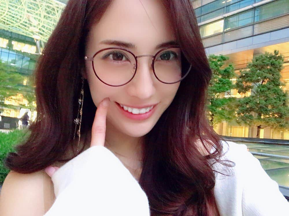 眞木美咲パメラさんのインスタグラム写真 - (眞木美咲パメラInstagram)「嬉しいお知らせ🤓 . お気に入りなのに無くしてしまって落ち込んでたメガネを手に入れました💓 探しまくってもなかったので結局同じのをまた選んだんだけど😂 この子は運命だから大事にする メガネし始めると楽ちんでもうずっとメガネ笑笑 . . .  緊急事態宣言解除されたけどみんなどうお過ごしですか？ ずっとおうち美容だったけどちょっとホワイトニングは行きたいなぁ ホワイトニングはキレミラに通ってるよ✨ @kiremira 麻布十番にあるよ！ キレミラのホワイトニングは持続が長くてしばらく開いちゃったけどまだ白い🦷 また通ってケアしよー💁🏼‍♀️ フェイシャルメニューも気になる😘 . . . . . #ホワイトニング#キレミラ #美容#マウスピース矯正 #owndays」5月27日 19時15分 - pamypamypamy