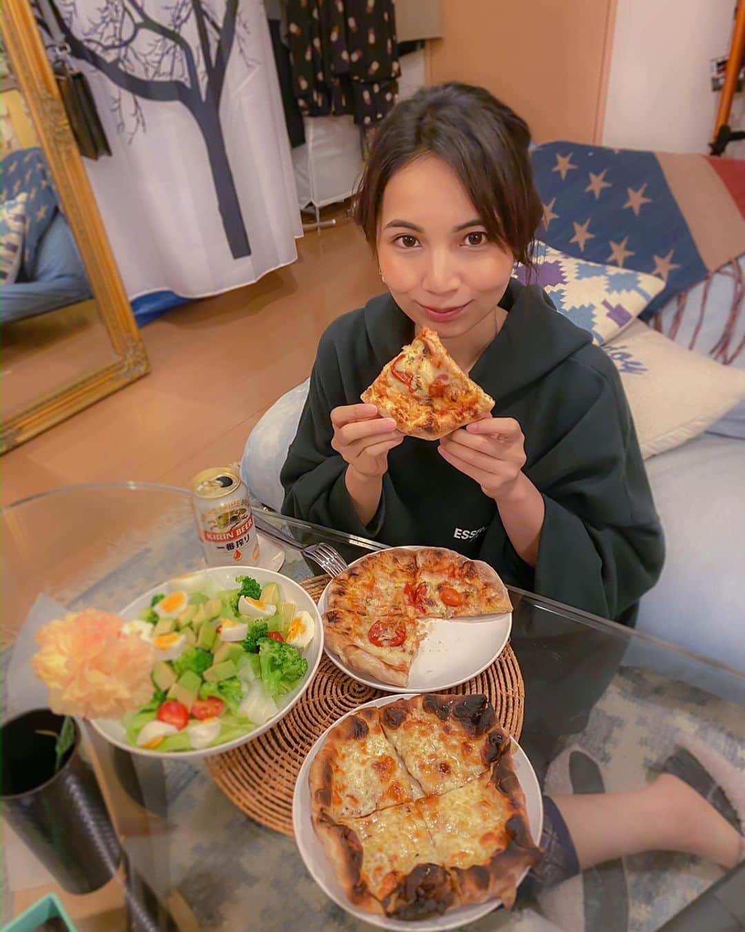 DJ Cellyさんのインスタグラム写真 - (DJ CellyInstagram)「深夜に外出行きたいな〜ピザ食べたいな〜って思ってネットサーフィンしてたら、 大好きなPSTで食卓支援無料ピザを発見して注文🤤🍕. . おうちでミシュランの味が楽しめました！ 送料だけで３枚も入ってて焼くのも簡単だし本当に美味しくって最高🥺🥺♡. 本当にありがとうございました🙇‍♀️. 今はもう食卓支援は終了してるみたいだけど、販売はやってるそうなのでまた注文しようかな☺️💕本当美味しくて美味しくて…ああ、もっと食べたい😭♥️♥️！ . お店も再開したら1番に食べに行こう☺️♥️. . #dinnertime #dinner #pizza #pizzaday #pizzadinner #pizzastudiotamaki #pst #roppongi #ピザ #ピザスタジオタマキ #stayathome #stayhome #stayhomestaysafe #おうち時間 #お夕飯 #充実した夕食」5月27日 19時28分 - celly_cecilia