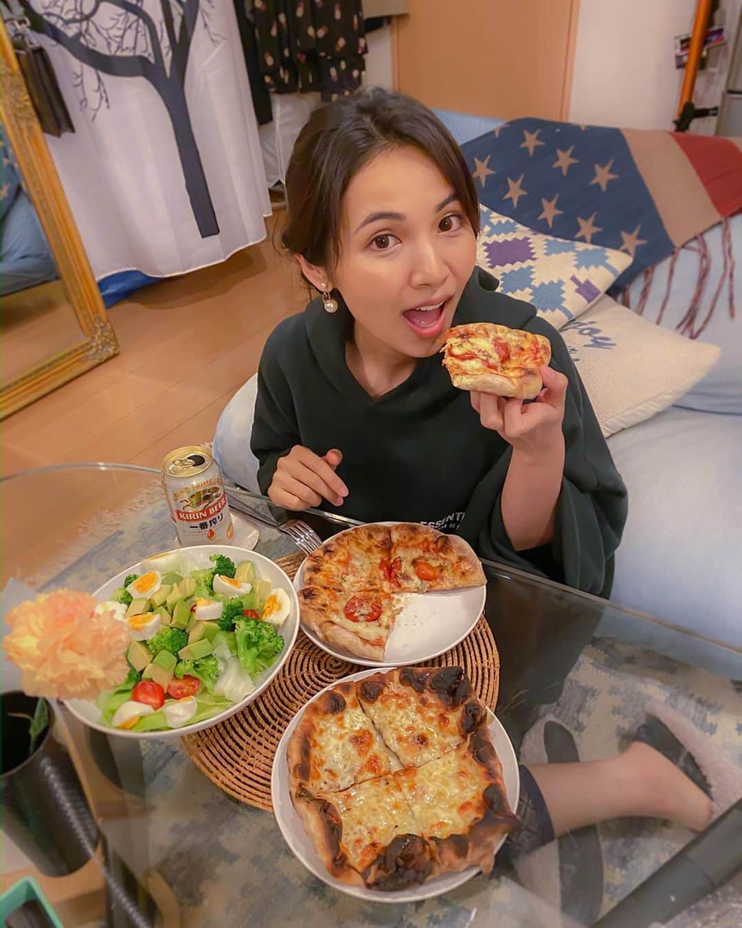 DJ Cellyさんのインスタグラム写真 - (DJ CellyInstagram)「深夜に外出行きたいな〜ピザ食べたいな〜って思ってネットサーフィンしてたら、 大好きなPSTで食卓支援無料ピザを発見して注文🤤🍕. . おうちでミシュランの味が楽しめました！ 送料だけで３枚も入ってて焼くのも簡単だし本当に美味しくって最高🥺🥺♡. 本当にありがとうございました🙇‍♀️. 今はもう食卓支援は終了してるみたいだけど、販売はやってるそうなのでまた注文しようかな☺️💕本当美味しくて美味しくて…ああ、もっと食べたい😭♥️♥️！ . お店も再開したら1番に食べに行こう☺️♥️. . #dinnertime #dinner #pizza #pizzaday #pizzadinner #pizzastudiotamaki #pst #roppongi #ピザ #ピザスタジオタマキ #stayathome #stayhome #stayhomestaysafe #おうち時間 #お夕飯 #充実した夕食」5月27日 19時28分 - celly_cecilia