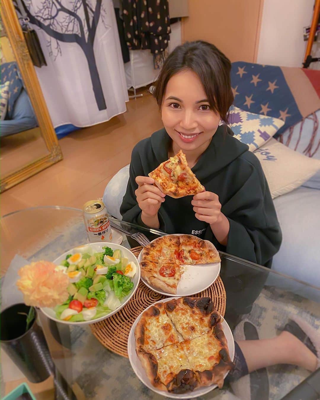DJ Cellyさんのインスタグラム写真 - (DJ CellyInstagram)「深夜に外出行きたいな〜ピザ食べたいな〜って思ってネットサーフィンしてたら、 大好きなPSTで食卓支援無料ピザを発見して注文🤤🍕. . おうちでミシュランの味が楽しめました！ 送料だけで３枚も入ってて焼くのも簡単だし本当に美味しくって最高🥺🥺♡. 本当にありがとうございました🙇‍♀️. 今はもう食卓支援は終了してるみたいだけど、販売はやってるそうなのでまた注文しようかな☺️💕本当美味しくて美味しくて…ああ、もっと食べたい😭♥️♥️！ . お店も再開したら1番に食べに行こう☺️♥️. . #dinnertime #dinner #pizza #pizzaday #pizzadinner #pizzastudiotamaki #pst #roppongi #ピザ #ピザスタジオタマキ #stayathome #stayhome #stayhomestaysafe #おうち時間 #お夕飯 #充実した夕食」5月27日 19時28分 - celly_cecilia