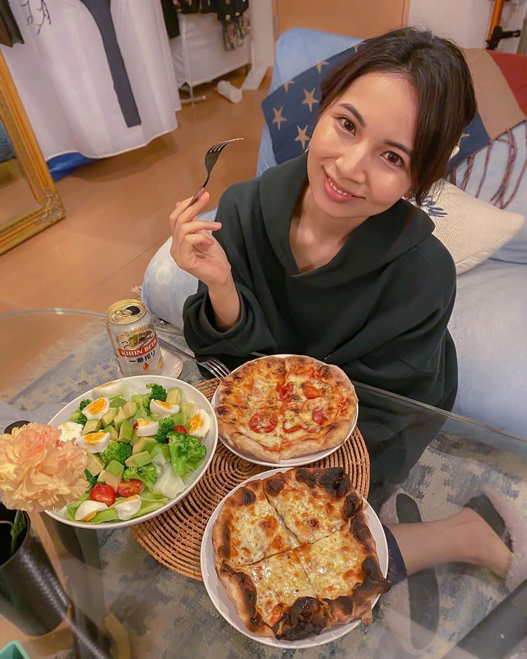DJ Cellyさんのインスタグラム写真 - (DJ CellyInstagram)「深夜に外出行きたいな〜ピザ食べたいな〜って思ってネットサーフィンしてたら、 大好きなPSTで食卓支援無料ピザを発見して注文🤤🍕. . おうちでミシュランの味が楽しめました！ 送料だけで３枚も入ってて焼くのも簡単だし本当に美味しくって最高🥺🥺♡. 本当にありがとうございました🙇‍♀️. 今はもう食卓支援は終了してるみたいだけど、販売はやってるそうなのでまた注文しようかな☺️💕本当美味しくて美味しくて…ああ、もっと食べたい😭♥️♥️！ . お店も再開したら1番に食べに行こう☺️♥️. . #dinnertime #dinner #pizza #pizzaday #pizzadinner #pizzastudiotamaki #pst #roppongi #ピザ #ピザスタジオタマキ #stayathome #stayhome #stayhomestaysafe #おうち時間 #お夕飯 #充実した夕食」5月27日 19時28分 - celly_cecilia