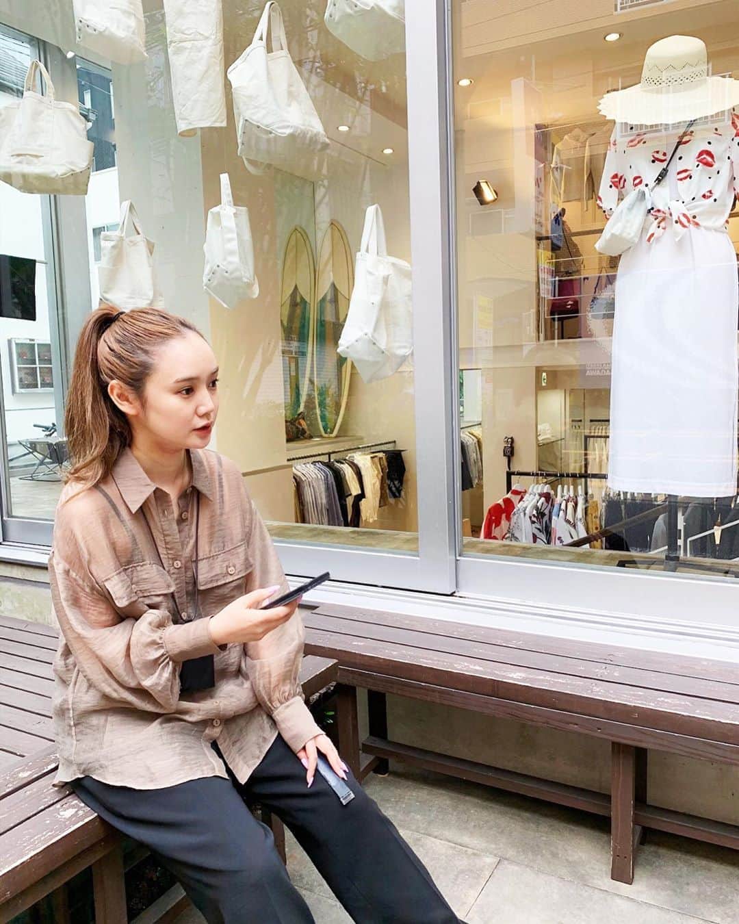 西本早希のインスタグラム：「・ 仕事帰り  よしださん @yyoosshhiiddaa に逢いに このときは 真剣にフォートナイトの話してる (本当は高菜もらいに行った)  この ラグナのスケスケ おきにいり 今ちょうどいい 財布は 家なき子スタイル  カラーもトリートメントも出来てなくて かなしい ぎゅっと１つ結び」