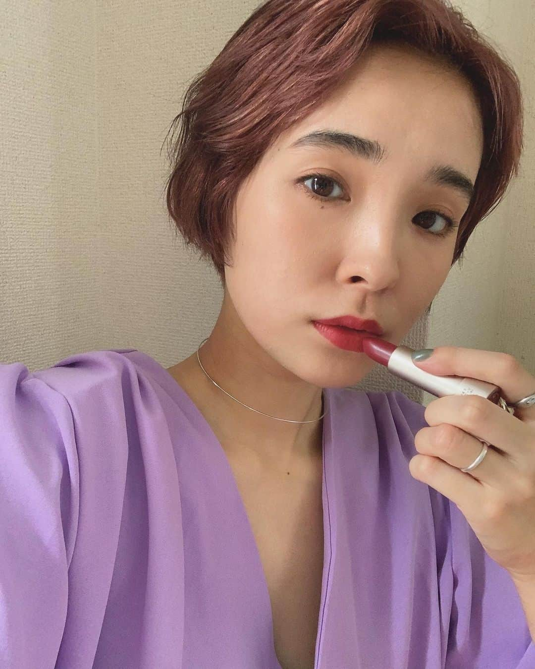 清水せれなさんのインスタグラム写真 - (清水せれなInstagram)「めちゃめちゃ久々の投稿です😦！﻿ ﻿ 前から愛用している @bareminerals_jp から﻿ 新しいビーガンリップ﻿ ミネラリスト イドラ スムージング リップスティックが4月15日に発売されて使っています💄 ﻿ カラーは"フォルティチュード"と"メモリー"﻿ ﻿ フォルティチュードはビビットで顔が華やかになるので外に行く時に、メモリーはおうちじかんに使ってます◯﻿ ﻿ スルッとしたつけ心地も大好き〜﻿ ﻿ ﻿ #ベアミネラル　#わがままビーガンリップ﻿ #ミネラリストイドラスムージングリップスティック﻿ #ミネラリストリップスティック﻿ #潤って色づく」5月27日 19時21分 - serena0927_