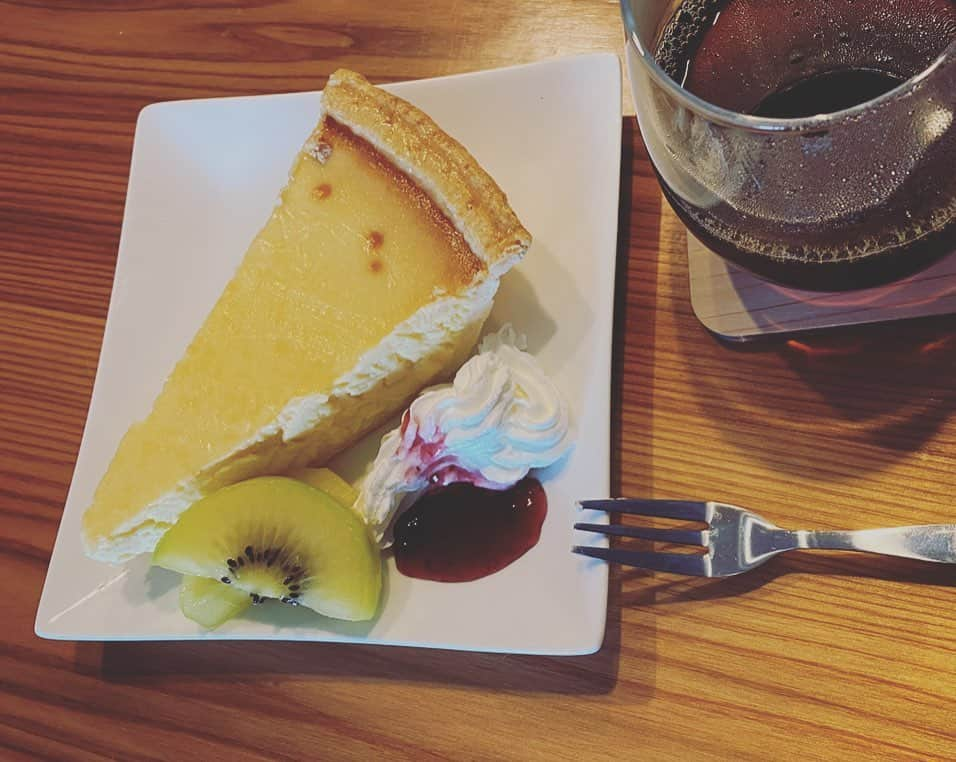 佐野優子さんのインスタグラム写真 - (佐野優子Instagram)「. コストコのチーズケーキタルト🥧 ☕️ 一切れが大っきいけどペロリといける😋 ☕️ #おうちかふぇ  #コストコチーズケーキ  #コースター可愛い  #北桑田高校　で頂いたもの♡」5月27日 19時23分 - yuko12345