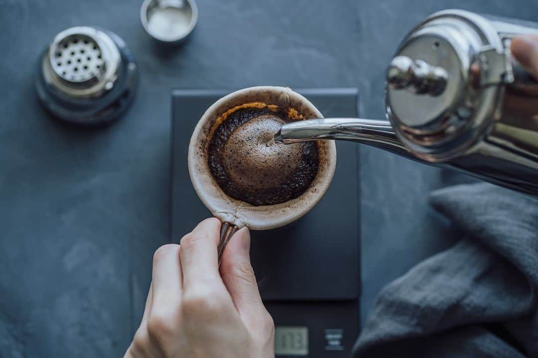 Nanaのインスタグラム：「久しぶりのAURORA COFFEEさん。 いつも焙煎に安定感あるなぁ。 深煎りを20g/100ccで抽出してアイスに。 . . #あきりんプリセット #ゆるふわプリセット #ネルドリップ . .」