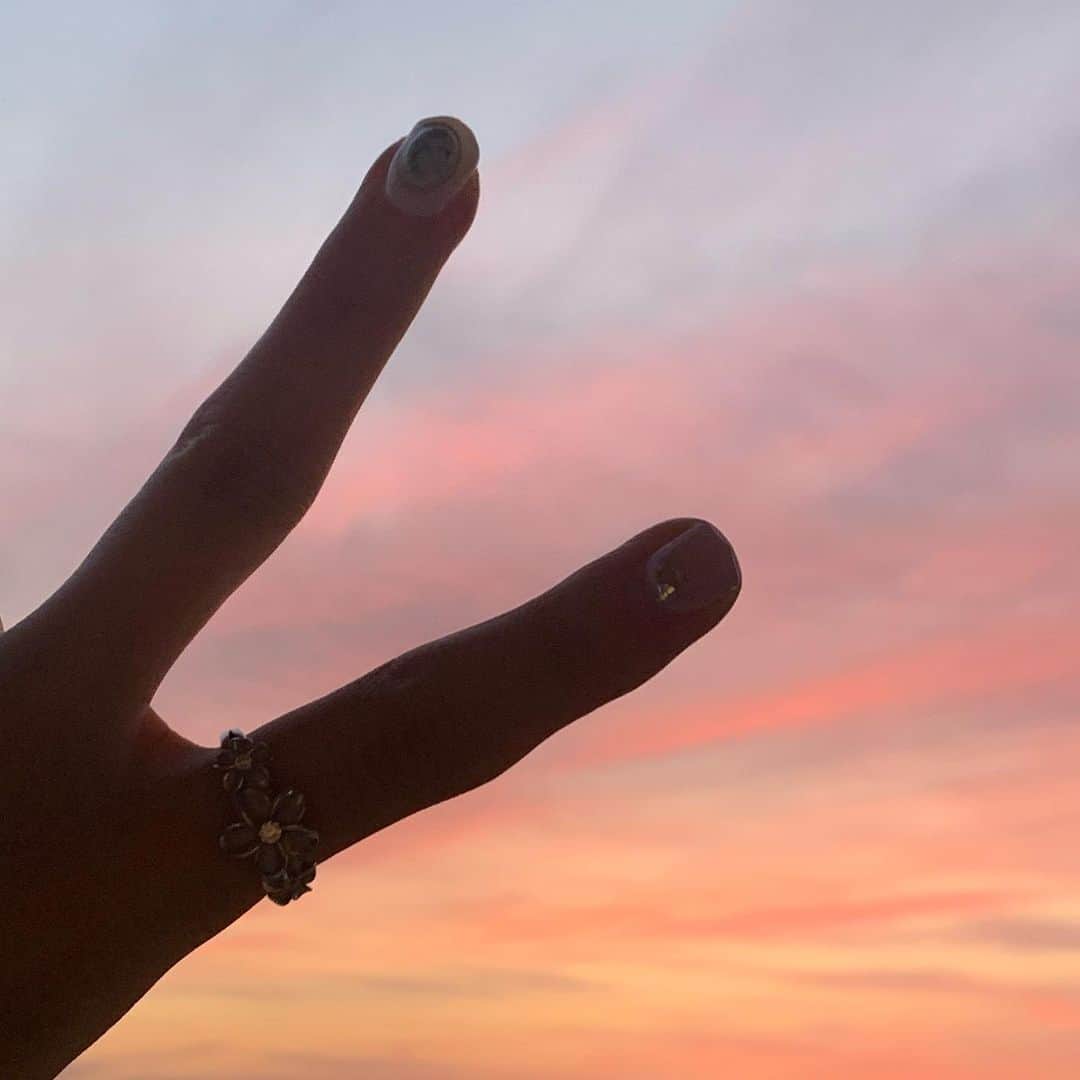 国井麻緒さんのインスタグラム写真 - (国井麻緒Instagram)「凄く空が綺麗だったから、久々に投稿😊  ふつうな平和が早く戻りますように❤︎ 爪が凄く短く見えてしまったのだけ残念😂」5月27日 19時24分 - kuniimao