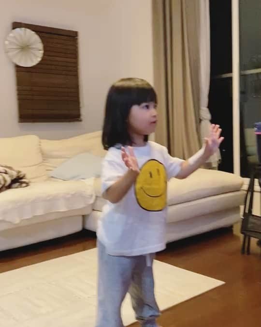 黒宮ニイナのインスタグラム：「緊急事態宣言が解除されましたね😊 とは言っても以前のように生活する事は出来ないけど、ちょっと心に余裕ができるのかな✨  手洗い、マスクは毎日必須！！適度に公園やお散歩は行きたいな☺️ 娘は大好きな嵐のwash your handsを完璧にマスターしてる😍 お兄ちゃんと毎日嵐の動画を観るのか日課な2歳児💕 窮屈な生活の中にも可愛い癒しがありました🥰  #愛娘 #2歳児 #2歳4ヶ月 #1月生まれ #嵐手洗いソング #嵐手洗いダンス #嵐大好き #daughter #2yearsold #28monthsold #mydaughter」