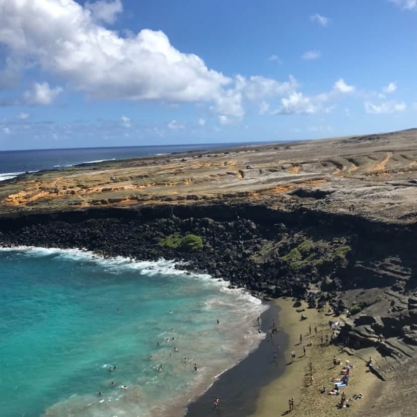 美城れんのインスタグラム：「今日は… ハワイ島　グリーンサンドビーチの写真を🏖  このビーチにたどり着くまでが、なかなか大変… でも、1年に1度ぐらいは行きたくなるビーチ🤣🌈🏖 いつ行けるだろうか… 希望を持って前向きに過ごしたい✨　今日も1日に、全てに心からの感謝を…ありがとう😌✨mahalo💕」