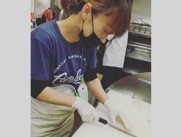 佐野優子さんのインスタグラム写真 - (佐野優子Instagram)「. イカをさばいてみました🔪 🦑 お刺身とゲソは明太バター醤油炒めに👩‍🍳 . うまっ😋 . #おうちごはん #剣先イカ  #イカ刺し #ゲソ炒め」5月27日 19時46分 - yuko12345