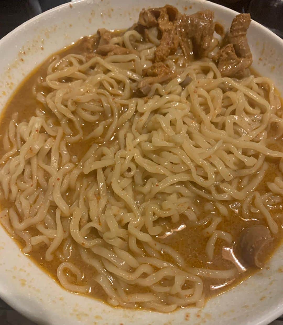 松本誠治のインスタグラム：「家で、超一般的な市販の生タイプのラーメンに、岩手県釜石にある「新来軒」のモツをぶっ込んだ「モツラーメン」 これ、ありがたいです。 旨辛なモツが、麺を食べ終えた後も、つまみとして最高に活躍してくれます。 これ、またやると思う。 ただ、添え方はハンパなくすみません。って思ってます。」