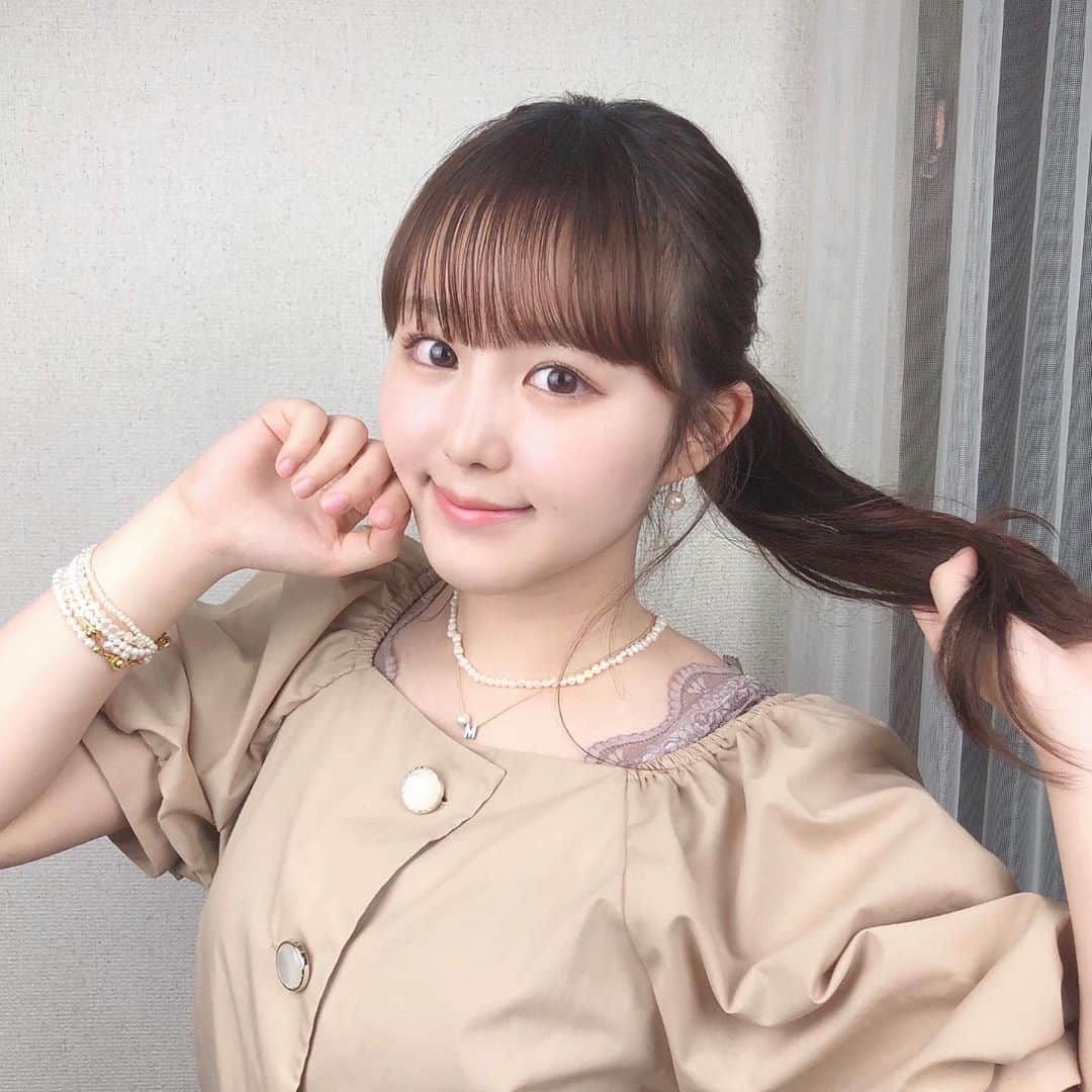 伊藤小春のインスタグラム：「・﻿ ポニーとブレスレット、両方見せようとしたら不思議なポーズになってしまった🛁💧﻿ ﻿ ﻿ 美容院いくより前の写真です！長いな〜〜﻿ 5センチ切るか10センチ切るかで悩みに悩んで、﻿ 間をとって7センチにしました。。笑﻿ ﻿ ﻿ 今回付けてるアクセサリーと優柔不断はママ譲りです🤦‍♀️﻿ ﻿ #ポニーテール﻿」