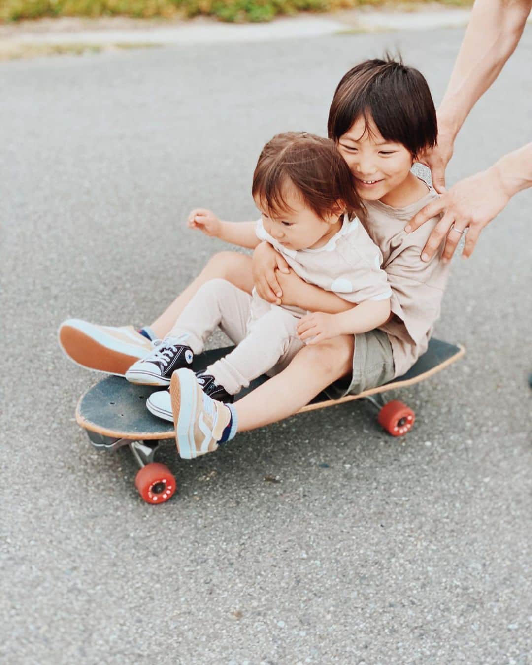 高橋菜摘のインスタグラム：「🛹 改めてどこでも遊べる スケボーって最高だー💛 毎日友達に会えなくても 熱中出来るものがあると 家族時間もよりよい時間に👨‍👩‍👧‍👦 とはいえ我が家で1番 スケボーにハマってるのは 1番小さいあの子です👧🏼← #yowsurfathome」