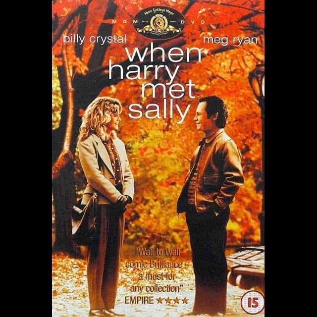 佐津川愛美のインスタグラム：「🎥🏠 #whenharrymetsally  #恋人たちの予感 . . 昔ノーラエフロンのエッセイを読んで、脚本も書かれている方であること、監督もされていることを知りました。で、ずっと気になっていたので、まず脚本のこちらの作品を。 男と女の友情は成立しないというよく聞く言葉。なんとも巧みな会話劇。 彼には言えないけど友達には言える。何でも言い合える。でもそれが恋愛となるとうまくいかないのか、、わっかっるーな台詞満載。 なんとも考え深い。でもわかるー。 好きな人には出せない自分をさらけ出せちゃう相手。 仲が良いからこそ、友達から恋人になるのって物凄く勇気がいるよね。 しかも先に好きって気付いちゃうと、もうどうしようどうしようだよね😂 あの対応はきつい。。。 ノーラエフロンの監督作も順番に観ていこうと思ってます。「めぐり逢えたら」はとびきりキュートな作品だった！ そして私はいま「愛の不時着」めちゃくちゃいいところに入ってきたので、キュンキュンしてます😍」