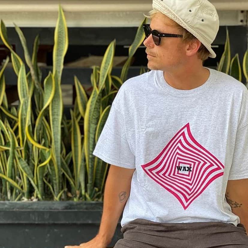 UNBY GENERAL GOODS STOREのインスタグラム：「@wax__official のTシャツがとどいています！去年の夏、　@thm1978 と @pippenstore さんがUNBYの中庭に来てくださり楽しい夜を過ごしました。 Tシャツは何枚あっても楽しい！ 基本はコットン製、MサイズとLサイズのご用意です。ちなみにWAXのコンセプトを読むと、愛すべき趣味、バックボーンがあるっていいな、と思います。 UNBYで扱うブランドのコンセプトにはだいたい、ハートがやられることが多いです。 コンセプトはこちら👇 . .  WAXとは月が満ちる様という意味を持つ他、様々な意味を兼ね備え、これから始まるブランドストーリーがとても有意義で、ポジティブな事が沢山あるような気がしてならない。 僕達には”SURF"という揺るぎないバックグラウンドがあるが、それにとどまらず、WAXというワードが様々なカルチャーをコネクトしてくれる、重要な潤滑油になってくれそうだ。 満月になり、にできる影を表現した”SHADOW PLAY”僕達は必ずできる影のように、着る人を引き立てられる影の立役者でいたい。 そんな思いから、シンプルでその人を輝かせる服を提案し続けてゆきたい。 . #unby #アンバイ#unbygeneralgoodsstore  #tシャツ #tシャツコーデ  #thm #ザハードマン#WAX #THEHARDMAN #surf #サーフ #サーフィン  #surfing #surfstyle」