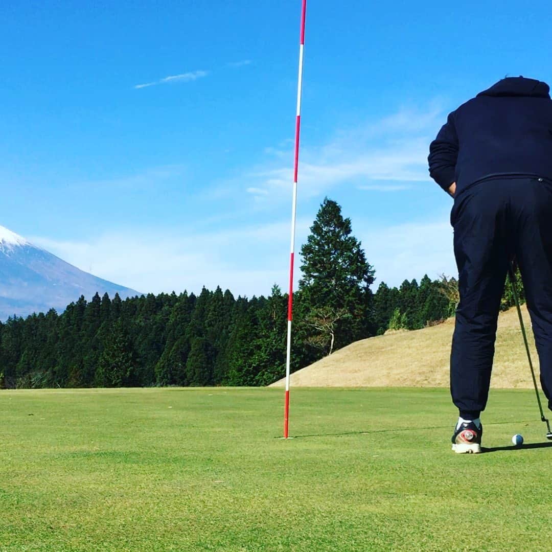 田中順平のインスタグラム：「ゴルフ早くやりたいねー⛳️ 自然を満喫しながら気持ちいーよね 🏌️‍♂️🏌️‍♂️🏌️‍♂️ #ゴルフ #ゴルフ好き #パター #パターの練習つまらない #パターの打ち方教えてください」