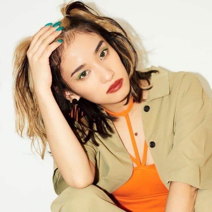 スダンナユズユリーのインスタグラム：「🔫🔫🔫💥﻿ ﻿ 「atmos pink meets YURINO▶︎▶︎YURIMOS 」﻿ ﻿ YURINOとatmos pinkのアカウントにて﻿ インスタライブ配信イベントを共同開催！﻿ ﻿ ⭐️5/28 20:15〜　START⏯⭐️﻿ ﻿ CHECK💥CHECK💥CHECK💥﻿ ﻿ ”SO ME~自分らしくでいいじゃん！ ~”﻿ をテーマに彼女らしい﻿ 個性溢れるアイテムが勢揃い!!﻿ ﻿ ﻿ 今回発売されるアイテムのスタイリングやサイズ感をお届け✨﻿ SNSを最大限活用したファッション講座を予定しています👍👍👍﻿ ﻿ 2020年5月29日（金)より﻿ atmos pink各店舗（一部店舗展開除く）﻿ および、atmos-tokyo.com、atmospink.com、ZOZO内atmos/atmos pink、にて発売を開始📦﻿ ﻿ 詳しくはatmos pink公式HPへ🌹﻿ https://www.atmos-pink.com/﻿ ﻿ #YURIMOS﻿ #atmospink﻿ #YURINO﻿」