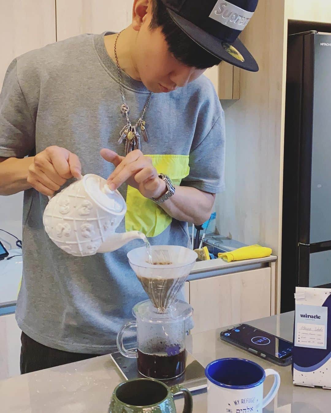 林俊傑さんのインスタグラム写真 - (林俊傑Instagram)「Using teapot to make coffee... 進階了，茶壺也可以泡咖啡！ @kaws  #miraclecoffee #allrightsreserved #kaws」5月27日 20時03分 - jjlin
