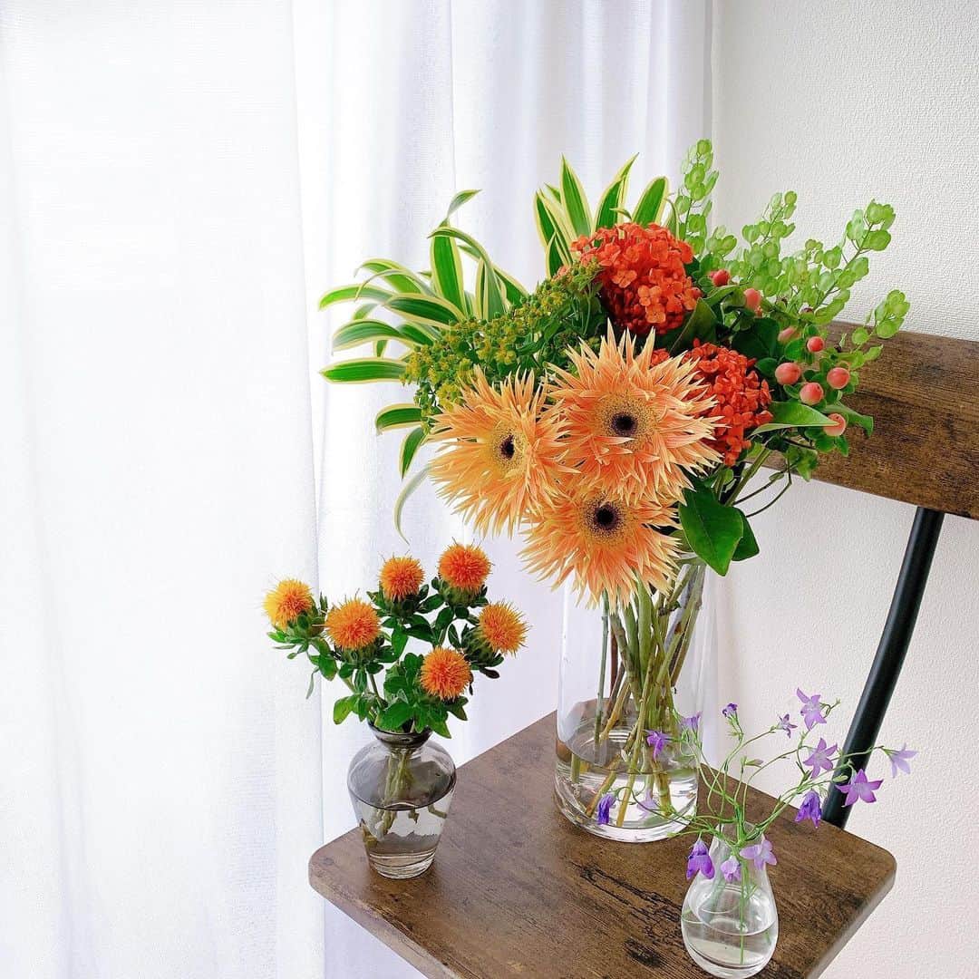 Sayakaのインスタグラム：「* お誕生日のブーケ💐をばらして 夏っぽい雰囲気にチェンジ🧡🌿 . .  #flower #flowers #bouquet #flowerlovers #floweroftheday #flowerstagram #flowerarrangement #sayakasflower #stayhome  #花のある暮らし #花のある生活 #おうち時間」