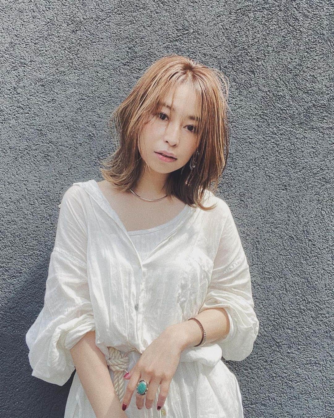 のインスタグラム：「. . . すごい髪の毛明るく写っちゃった🙄 有吉の壁おもろい📺🗣 . . ＿＿＿＿＿＿＿＿＿＿＿＿＿＿＿＿＿＿＿＿＿＿＿＿ #fashion#outfit#ootd#shirt#white #coordinate#hair#make#ワンショル#コーデ」