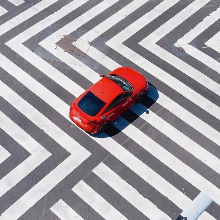 のインスタグラム：「《Audi間違い探し》 幾何学的な道に現れたAudi TT Coupéのスポーティなフォルム。 背景のトリック、あなたにはわかりますか？ たくさんのご回答をお待ちしています。 答えは明日の投稿をチェック！  #Audi #AudiTT #アウディTT #Audijapan #AudiSport #アウディ #carwithoutlimits #carsofinstagram #Audiworld #Audigenic #SportCar #スポーツカー #モータースポーツ #車好きな人と繋がりたい #stayhome #おうち時間 #間違い探し」