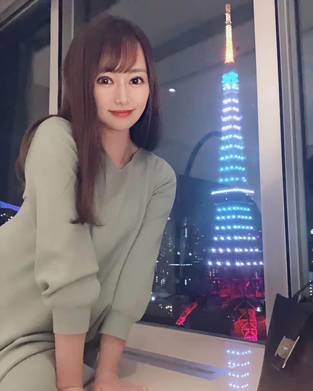 YU-RIのインスタグラム：「天気は良いですが 引きこもり継続中🥺💓笑  過去pic📸 @shizuka_aizawa が 試行錯誤しながら撮ってくれた😂👏 このライトアップは インフィニティ・ダイヤモンドヴェール っていうらしい♡🗼 かわちい  #東京タワー#🗼#綺麗 #インスタ映え#毎日メイク #自撮り女子#セルフィー #follow#followme#makeup #kawaii#make#mood#love #swag#loveit#beauty#selfie #stayhome#tflers#inspiration」