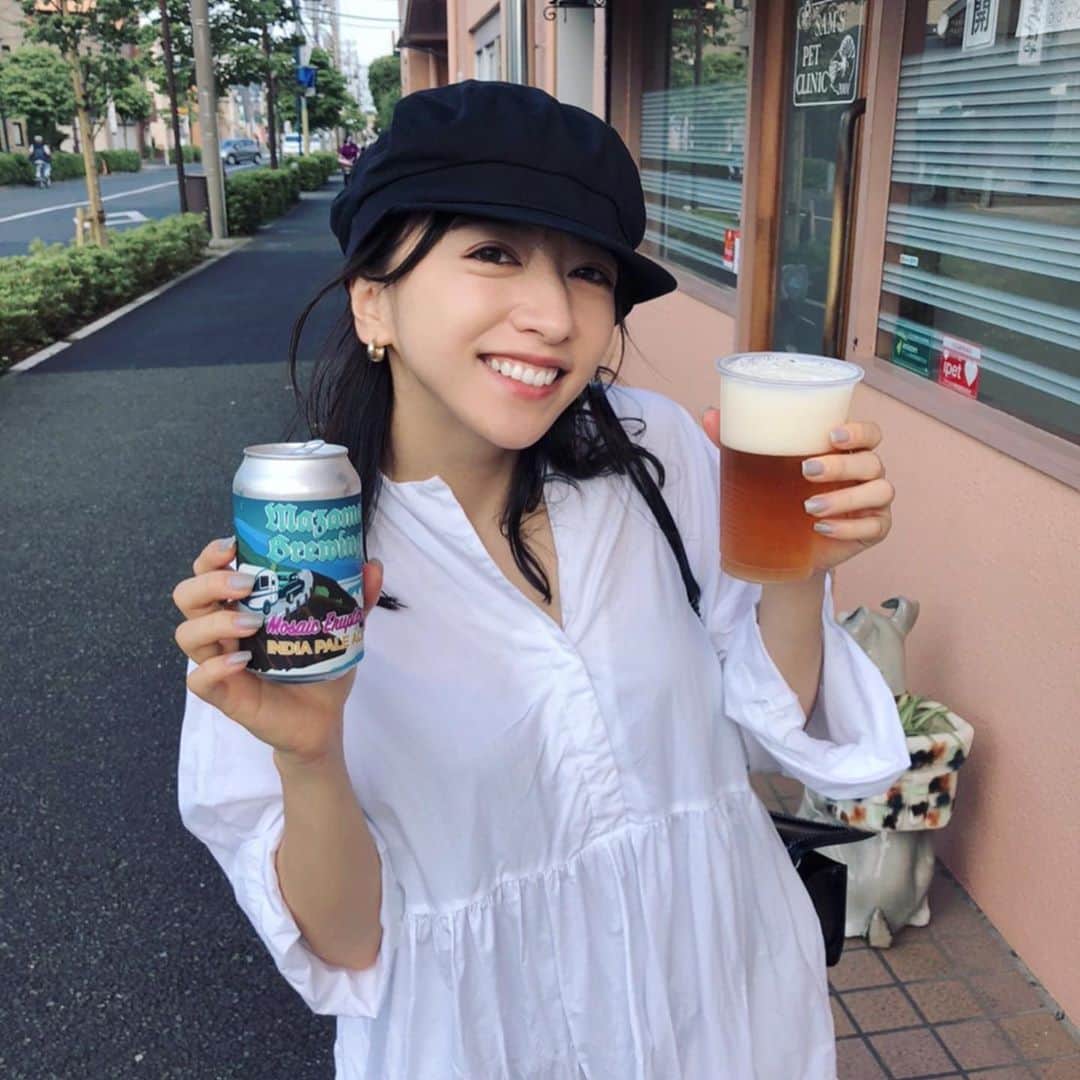 井元麻帆のインスタグラム：「今日はクラフトビール屋さんで、takeawayです🍺🌼 最近は28歳に向けて、過剰な加工アプリを捨ててツイッターをあまり見ない用フォルダに入れてsnsを整理中🙏🏻 #ビール1本飲むごとに #90回腹筋するなぞのルールをきめ #ビール腹とも距離をおき続けたい所存 #ビール #クラフトビール」