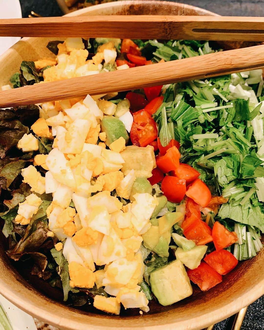 GENKINGの釜飯さんのインスタグラム写真 - (GENKINGの釜飯Instagram)「私は減量中なのでカレー食べずに、サラダ特盛り🥗 サラダ食べる時は体冷えちゃうから、私は白湯か温かいスープと一緒に食べるのがオススメ👍 #genkingkitchen」5月27日 19時59分 - genkingkitchen