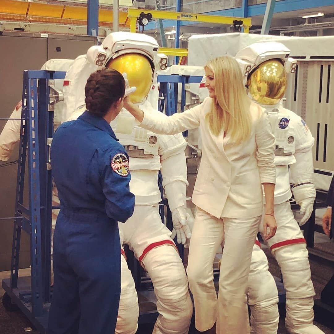 イヴァンカ・トランプさんのインスタグラム写真 - (イヴァンカ・トランプInstagram)「Looking back on an incredible visit to @nasajohnson with @nasa Administrator @jimbridenstine two years ago.  Today I will join the President, @nasa and @spacex to watch the first launch of humans to orbit from United States soil in almost a decade - an important milestone in American’s renewed leadership in space! 👩‍🚀👨‍🚀」5月27日 20時00分 - ivankatrump