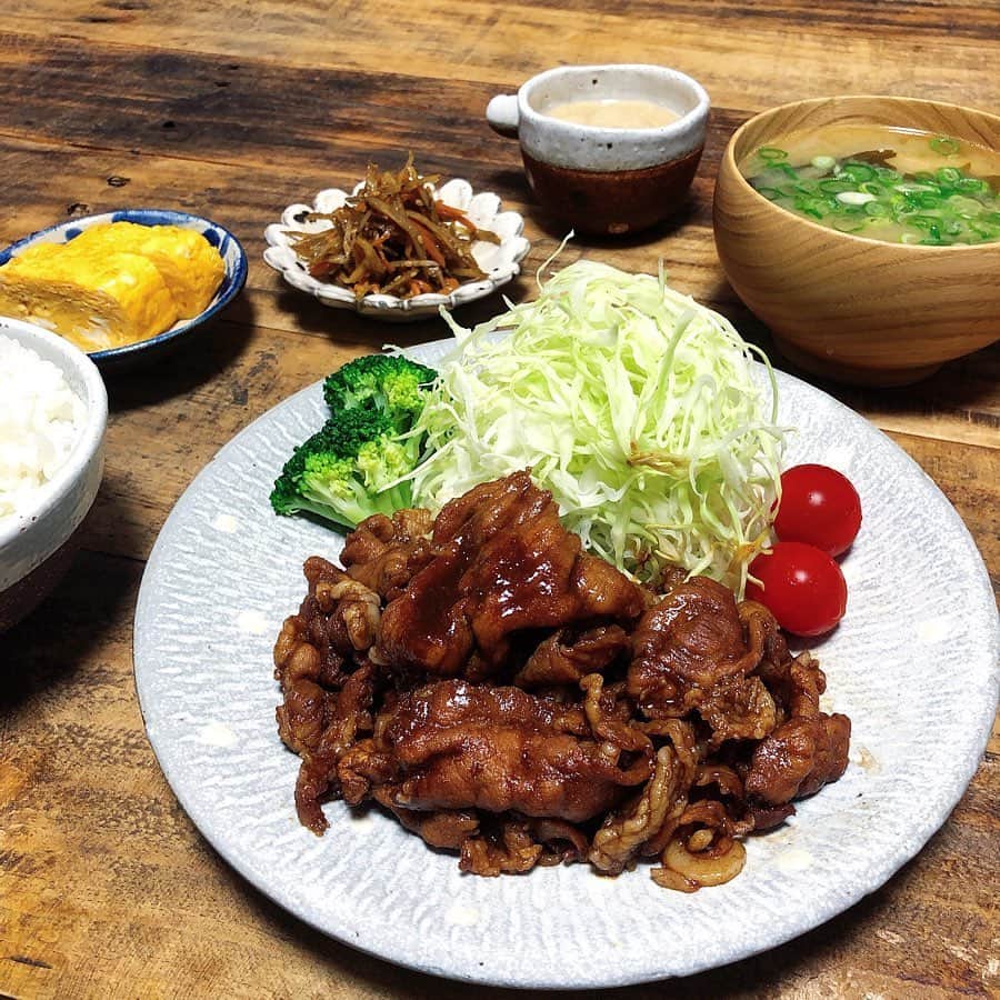 chaako ちゃあこのインスタグラム：「2020.5.27 * * 今日の晩御飯٩(๑❛ᴗ❛๑)۶ * ＊豚こま肉のハチミツ味噌炒め ＊焼き立て出し巻き卵 ＊きんぴらごぼう ＊ミニとろろ ＊わかめと玉葱のお味噌汁 * でした(๑´ڡ`๑) * 久しぶりに写真撮ったー(*･∀･)ﾉ 毎日ごはんは作ってるんですけどね(笑) 言うても豪華めしとかじゃないけど… * 今日はいつもの味噌豚を、豚こま肉で作りました。 * 味噌豚のレシピはこちら→#味噌豚レシピ * 味見して、豆板醤入れれば良かったーって後悔。 豚こま肉で作ったら、甘味も強めに感じたので、次は蜂蜜減らして作ってみよー♡ * あとは焼き立ての出し巻き卵にきんぴらごぼう、少し残ってた長芋でミニとろろも。 * * * 3週間以上前から、目が痒くて堪らなくて、くしゃみもめっちゃ出るし、これは花粉のせいなのか、PM2.5のせいなのか…困ってます(๑¯ω¯๑) * 眼科？に行きたいけど、眼科とか何か今はまだ怖くて…でも堪らなく痒いし(ﾉДT)ｱｩｩ * アレルギーの目薬とかするけど、効いてるのか効いてないのか、もはやわかりません(笑) * あーツライよー( ˃ ⌑ ˂ഃ ) そのせいでテンションだだ下がり(笑) * * *」