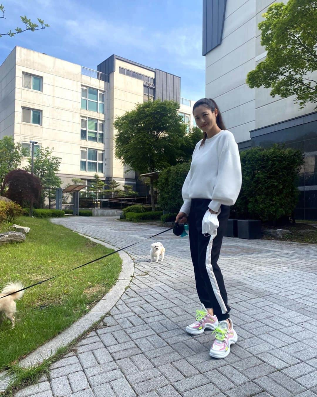 キム・スヒョンさんのインスタグラム写真 - (キム・スヒョンInstagram)「enjoyed the lovely weather today  with the babies 💕 #winter #dubu」5月27日 20時04分 - claudiashkim