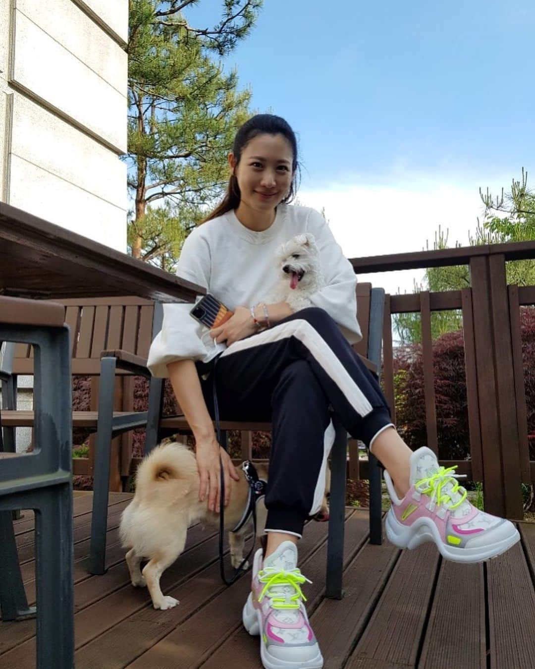 キム・スヒョンさんのインスタグラム写真 - (キム・スヒョンInstagram)「enjoyed the lovely weather today  with the babies 💕 #winter #dubu」5月27日 20時04分 - claudiashkim