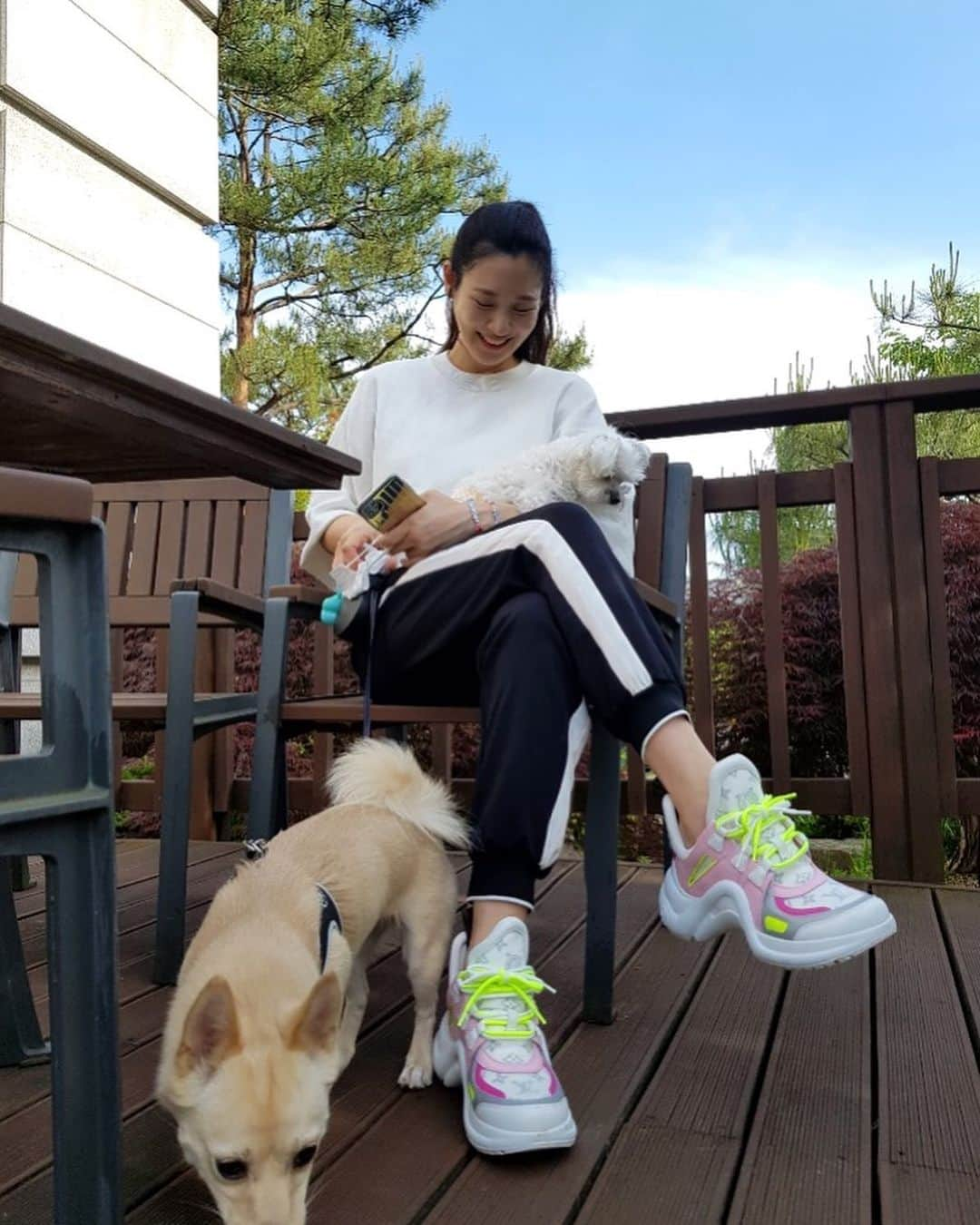 キム・スヒョンさんのインスタグラム写真 - (キム・スヒョンInstagram)「enjoyed the lovely weather today  with the babies 💕 #winter #dubu」5月27日 20時04分 - claudiashkim