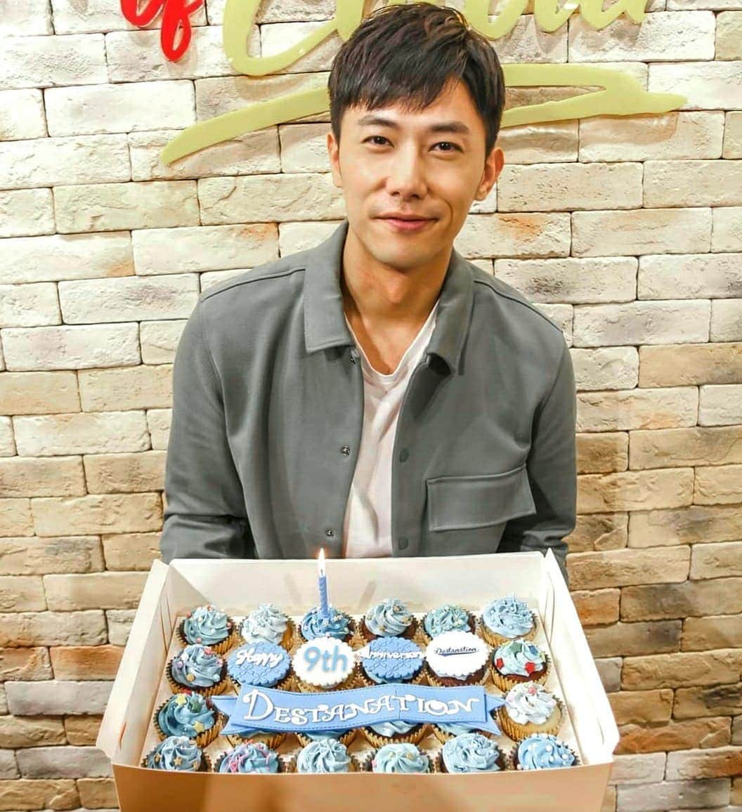 デスモンド・タンのインスタグラム：「祝我们生日快乐， 我们9九岁咯! Happy birthday @destanationfc ! 💙 今年没法一起庆祝，但通过直播和大家'见面'一起庆祝还别有风味的。知道你们都平安，我也心安了! 我相信不久后就可以和你们真正见面咯! Take care!」
