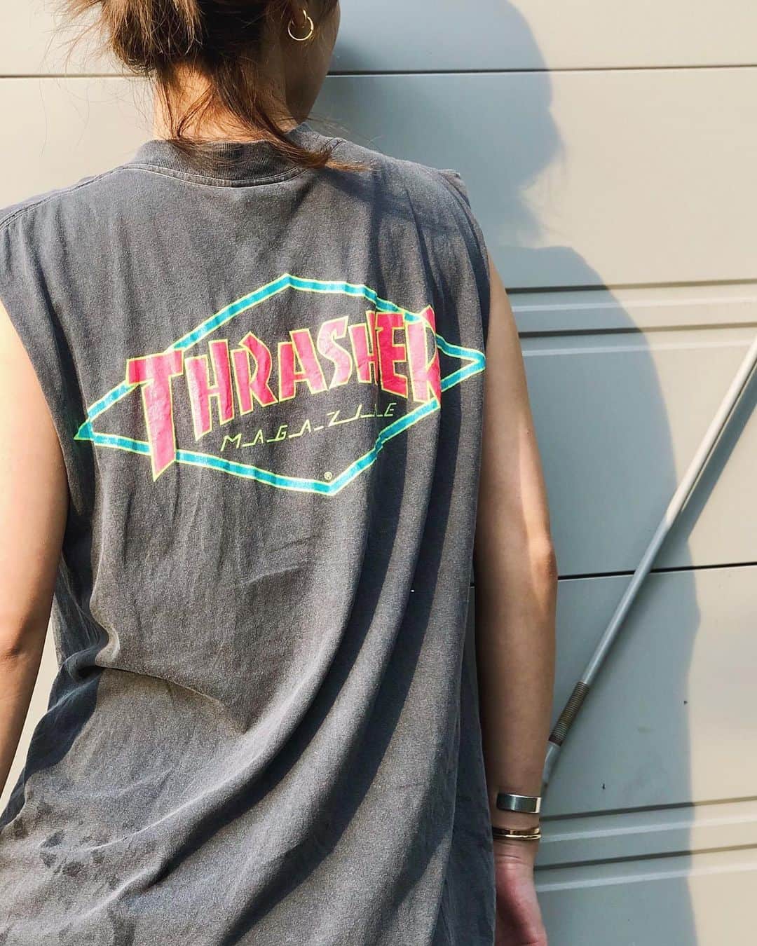 月本えりさんのインスタグラム写真 - (月本えりInstagram)「シリの散歩用のTシャツ、懐かしダサいw スケートできないのにwww 暑いから夕方散歩シーズンだね🐩🌇 #thrasher #tshirt #neoncolors #streetfashion #dusk #sunset #fashion #ordinary #☀️」5月27日 20時05分 - eritsukimoto