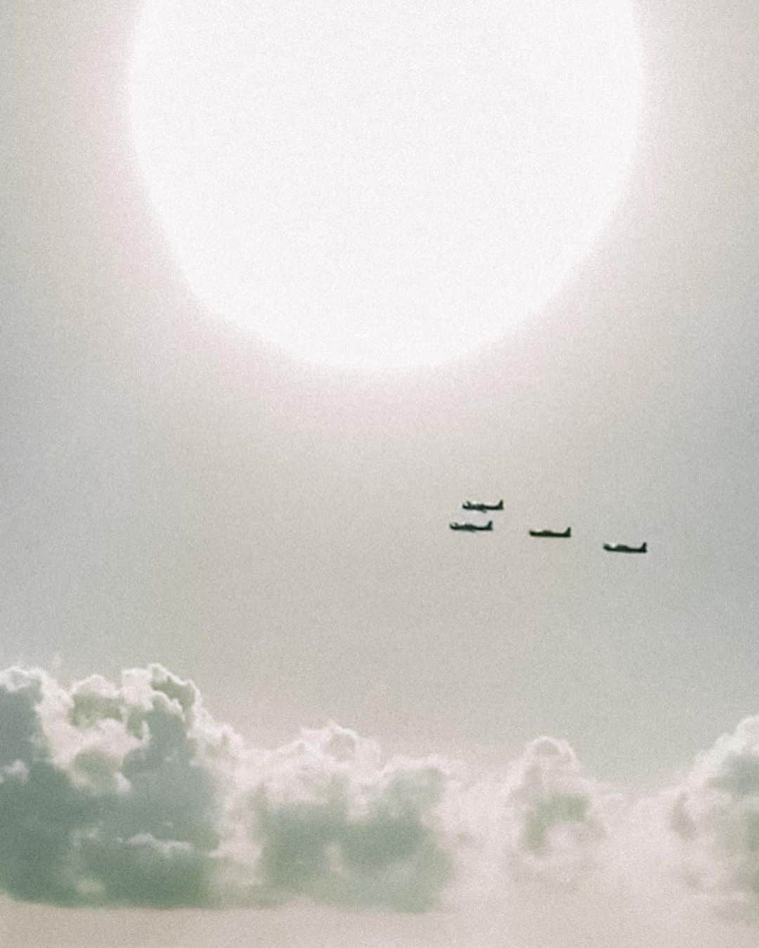 イタロ・フェレイラさんのインスタグラム写真 - (イタロ・フェレイラInstagram)「HISTÓRIAS DA VIDA: Quando eu era criança sempre tive um sonho de voar de avião, eu morava em uma cidade chamada Parnamirim com a casa virada para o aeroporto da cidade. Sempre que pousava ou chegava um avião eu corria pra frente da casa e ficava observando e anotando em um caderno que eu tinha, já que na época eu não estudava por conta dos meus pais que estavam desempregados. Resumindo , HOJE EU VIAJO O MUNDO, JÁ FIZ UM POUSO COM OS PILOTOS E MEUS “ PARCEIROS DA FORÇA AÉREA BRASILEIRA FAZEM TREINANDO NA FRENTE DA MINHA CASA, ASSIM SENDO O MEU ALARME DIÁRIO & UMA INSPIRAÇÃO PARA VOAR NAS ONDAS. GRATIDÃO MEU DEUS! 👊✨」5月27日 20時07分 - italoferreira