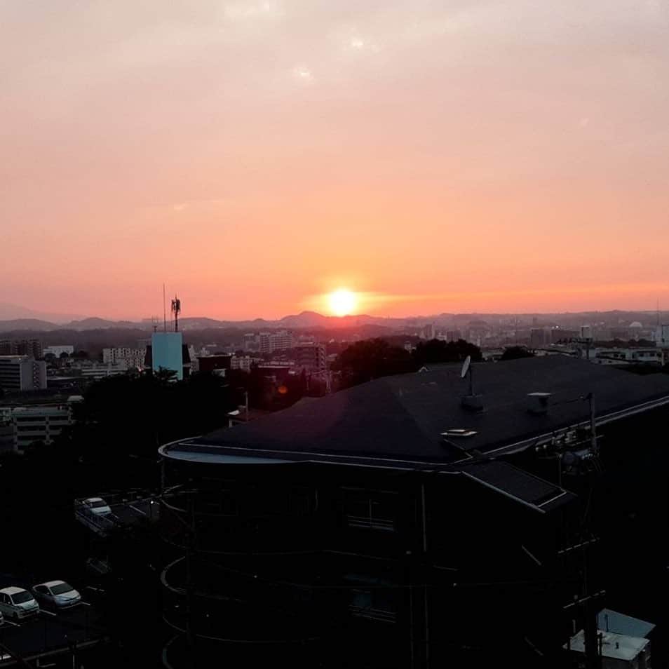 板谷由夏 さんのインスタグラム写真 - (板谷由夏 Instagram)「福岡に住む父から、プレゼントの夕焼け 早く会いたいな 会いたいって気持ちが、今、世界には、地球には ヒタヒタに満ちているんだろうなぁ」5月27日 20時13分 - yukaitaya