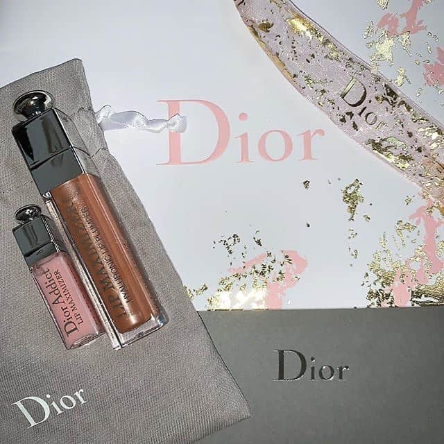 MOVE / ムーブさんのインスタグラム写真 - (MOVE / ムーブInstagram)「❁﻿ ┈┈┈┈┈┈┈┈┈┈┈┈┈┈┈﻿ ﻿ 即売り切れした、話題のマキシマイザーが今なら再販中💓﻿ ﻿ 5月15日に、Diorのサマーコレクションとして先行発売された限定のマキシマイザー。﻿ オンライン販売では大人気すぎてすぐに売り切れになってしまいました、、。﻿ 発売されたのは、﻿ ベージュにラメが入った「シマーヌード」﻿ 日本限定色の「トーキョーピンク」﻿ 塗るだけで唇の印象が変わる「ブラウン」﻿ の３色です。﻿ ﻿ ブラウンは、再販も売り切れちゃってますが、他の色はまだ残っています✨﻿ また売り切れる前にオンラインサイトをチェック！﻿ https://www.dior.com/ja_jp﻿ ﻿ 6月5日から店頭でも販売されるみたいなので、﻿ 気になった子は覚えておいてね♡﻿ ﻿ ﻿ Photo by﻿ ‪‬ @pcpcpin﻿  @mikuty___﻿  @akeeey95﻿ ‬ @misuyuki0817﻿  @kaorin7lu﻿  @me___make___15﻿ ﻿ MiLKではみなさんからのお写真を募集しています♡﻿ @milk_magazine_ を付けて投稿してね♡﻿ ﻿ ┈┈┈┈┈┈┈┈┈┈┈┈┈┈┈﻿ ﻿  #dior #diormakeup #diormaximizer #マキシマイザー #ディオール #ディオールコスメ #ディオールマキシマイザー #マキシマイザー限定色 #夏コスメ #限定コスメ #ブラウン #サマーコレクション  #シマーヌード #トーキョーピンク #ディオールリップ  #置き画  #置き画くら部 #置き画倶楽部 #淡色女子 #コスメ好きさんと繋がりたいと繋がりたい #メイク好きな人と繋がりたい #コスメ紹介」5月27日 20時11分 - milkmag_official