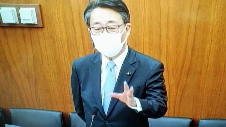 海江田万里さんのインスタグラム写真 - (海江田万里Instagram)「衆議院財務金融委員会が開かれ、先日付託された「金融サービス利用者の利便の向上及び保護を図るための金融商品の販売等に関する法律等の一部を改正する法律案」について審議が行われ、私も質問に立ちました。 質問に先立ち、金融商品販売法の改正案ではあるが、中身は新たな金融サービス仲介業者を創設するもので、法律の名称も変わることから、まったく新しい法案と考えるべきで、その法律案をわずか２時間半の質疑で採決まで行うのは、性急すぎるのではないかと苦言を呈しました。 仲介業者の具体的なあり方を中心に、以下の内容を麻生金融担当大臣、金融庁政府参考人に質しました。（詳細は衆議院ホームページから録画をご覧ください。） ①金融サービス仲介業者が取り扱う金融商品 ②貸金業に対する制限 ③手数料や報酬の開示、適合性原則をどう担保するか？ ④インターネット上プラットフォームの広告、誇大広告の懸念 ⑤今後、この組織をどこが監督していくか？ 法律案に１７項目の付帯決議を付けましたので、これらの付帯決議が今後決まる政令や施行後の金融庁の監督行政の中で、どう担保されるのか施行までの一年半の間、引き続き注視していきます。  #立憲民主党　#衆議院議員　#海江田万里　#財務金融委員会」5月27日 20時11分 - kaiedabanri