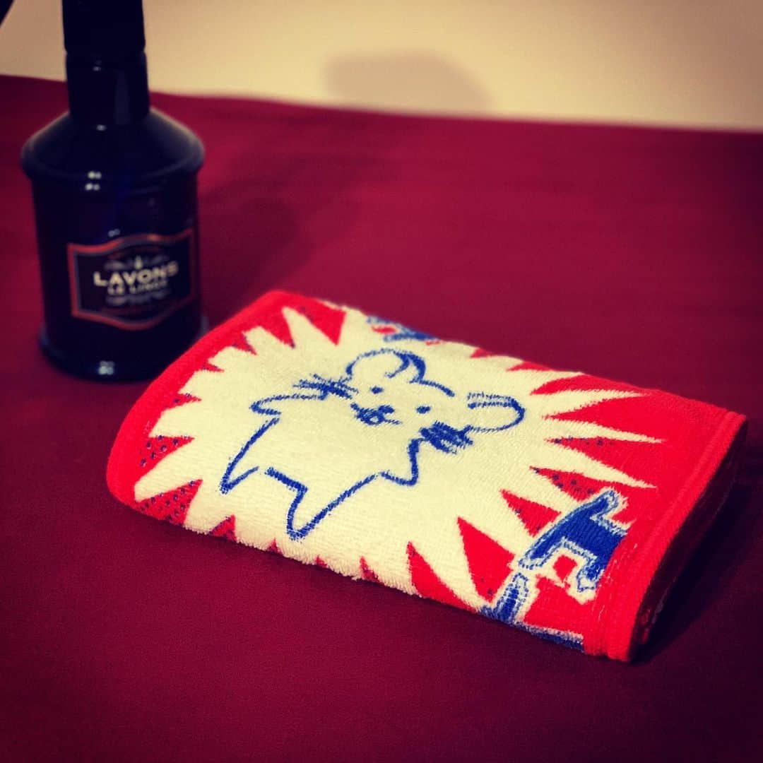 砂川信哉のインスタグラム：「昨日の夜、「『ジョンタオル』をどれだけカッコよく撮れるか選手権」を1人でやっていたら夜更かししちまったので今日は早く寝ます。」