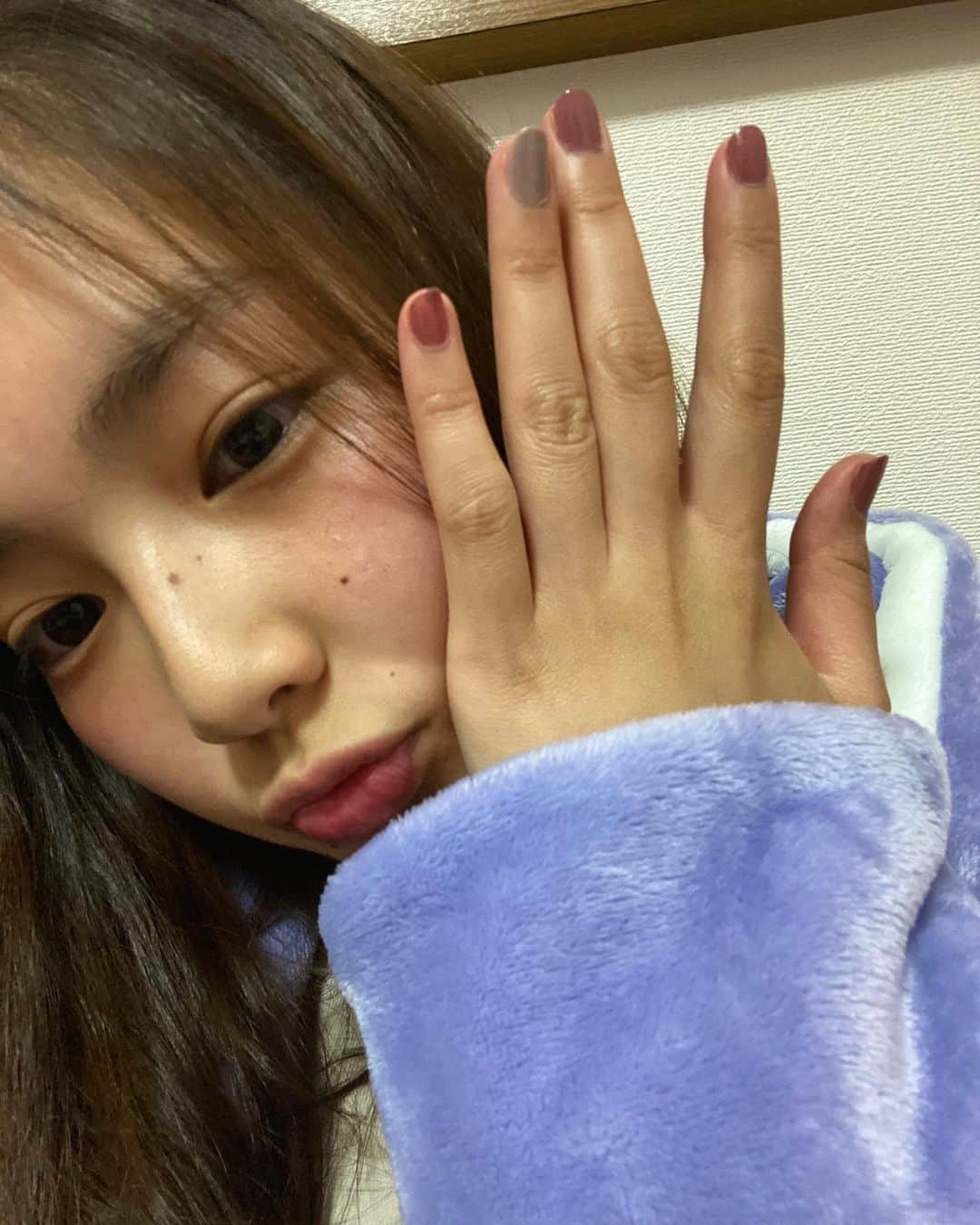 箭内夢菜さんのインスタグラム写真 - (箭内夢菜Instagram)「😙✋🏻💅🏻💕 #100均ネイル  #もうモコモコとはおさらばだ」5月27日 20時26分 - yumenayanai_official