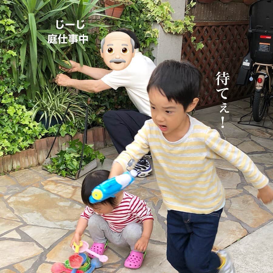 makikoさんのインスタグラム写真 - (makikoInstagram)「❤︎ じーじが庭の葉っぱを切ったりお掃除してたりしてる間、子どもたちも各々遊んでます👍🏻🤩 ．  もちろんエイトは戦いごっこ🔫 ．  見えない敵とそれはそれは激しく戦っています😂✨✨ ．  ことちゃんは乗り物に乗ったり、何かを運んだりいつも忙しそう🐥💦 ．  お砂場セットを持ってきて、エア砂場遊び（笑）😆🤲🏻 ．  砂だらけになってじーじのお仕事ひとつ増えた（笑）🤣🤣 ．  #戦いごっこ #よくまぁ毎日毎日飽きないこと #声もデカいし飛ぶし走るしほんまうるさいw #ことちゃんも自由に遊んでます #1歳 #4歳 #兄妹 #親バカ部」5月27日 20時26分 - batako93