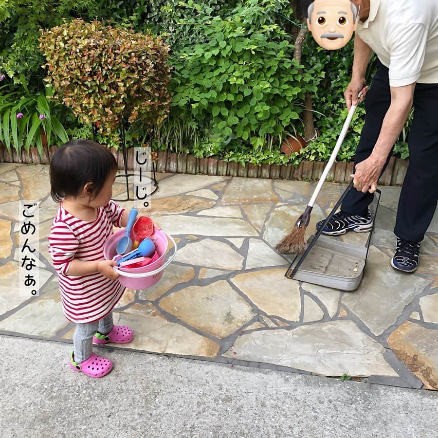 makikoさんのインスタグラム写真 - (makikoInstagram)「❤︎ じーじが庭の葉っぱを切ったりお掃除してたりしてる間、子どもたちも各々遊んでます👍🏻🤩 ．  もちろんエイトは戦いごっこ🔫 ．  見えない敵とそれはそれは激しく戦っています😂✨✨ ．  ことちゃんは乗り物に乗ったり、何かを運んだりいつも忙しそう🐥💦 ．  お砂場セットを持ってきて、エア砂場遊び（笑）😆🤲🏻 ．  砂だらけになってじーじのお仕事ひとつ増えた（笑）🤣🤣 ．  #戦いごっこ #よくまぁ毎日毎日飽きないこと #声もデカいし飛ぶし走るしほんまうるさいw #ことちゃんも自由に遊んでます #1歳 #4歳 #兄妹 #親バカ部」5月27日 20時26分 - batako93