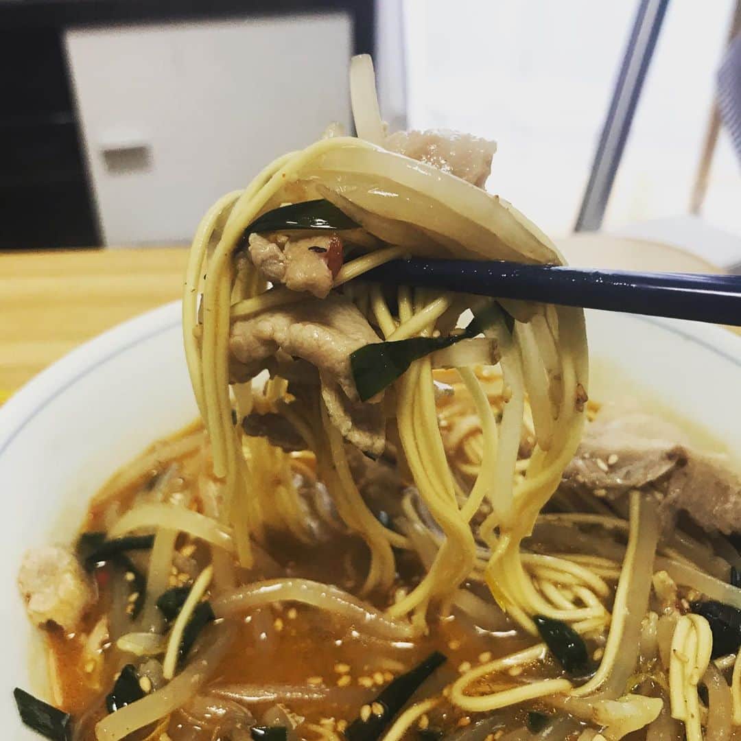 元木寛人さんのインスタグラム写真 - (元木寛人Instagram)「マルタイアレンジへの挑戦①  みんな大好き棒ラーメン マルタイラーメンを 自分なりにアレンジする楽しみ方  マルタイアレンジ  あらゆる方法を試してきましたが 今回、かなりの自信作が完成！  その名も ピリ辛・みそとんこつラーメン！  #マルタイアレンジ  #自分史上最高 #豚バラ #にら #もやし #みそ大さじ1 #連日の #豆板醤 #豆鼓醤 #小さじ1 #塩コショウ少々 #フライパンで炒めたらそのまま鍋へ #水450ml  #一緒にさせて沸騰 #ラーメン投入 #2分半ほどで火を止める #粉末と油を入れて混ぜる #器に盛りゴマをかけ完成 #最高です #みそとんこつ、めちゃうまい #ピリ辛さも最高 #ぜひやってみてください #満足度高いです #マルタイ棒ラーメン  #ありがとうございます #つながろうめんたい #元木アナ #元木寛人 #今日も一日お疲れ様でした  #明日も良い日になりますように」5月27日 20時27分 - hirotomotoki