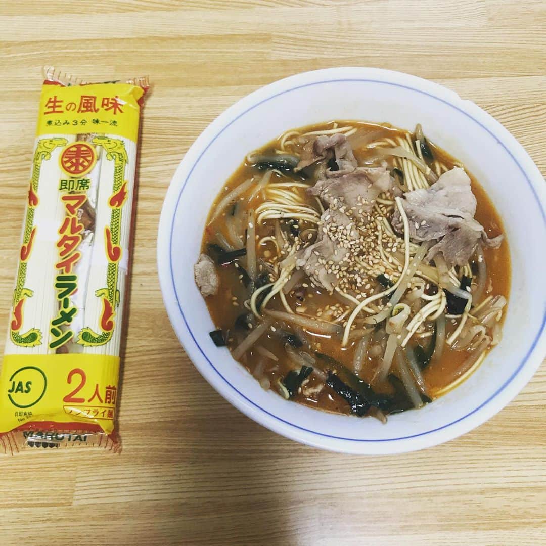 元木寛人さんのインスタグラム写真 - (元木寛人Instagram)「マルタイアレンジへの挑戦①  みんな大好き棒ラーメン マルタイラーメンを 自分なりにアレンジする楽しみ方  マルタイアレンジ  あらゆる方法を試してきましたが 今回、かなりの自信作が完成！  その名も ピリ辛・みそとんこつラーメン！  #マルタイアレンジ  #自分史上最高 #豚バラ #にら #もやし #みそ大さじ1 #連日の #豆板醤 #豆鼓醤 #小さじ1 #塩コショウ少々 #フライパンで炒めたらそのまま鍋へ #水450ml  #一緒にさせて沸騰 #ラーメン投入 #2分半ほどで火を止める #粉末と油を入れて混ぜる #器に盛りゴマをかけ完成 #最高です #みそとんこつ、めちゃうまい #ピリ辛さも最高 #ぜひやってみてください #満足度高いです #マルタイ棒ラーメン  #ありがとうございます #つながろうめんたい #元木アナ #元木寛人 #今日も一日お疲れ様でした  #明日も良い日になりますように」5月27日 20時27分 - hirotomotoki